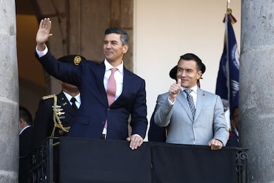 El presidente de Ecuador, Daniel Noboa (d), y su homólogo de Paraguay, Santiago Peña, saludan a simpatizantes desde un balcón este miércoles, en Quito (Ecuador) EFE/ José Jácome