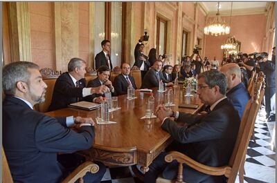 Mario Abdo Benitez (izq.) conversa con Sergio Espinosa (der.), entonces titular del Gafilat, el 18 de noviembre de 2019 en Palacio de López.