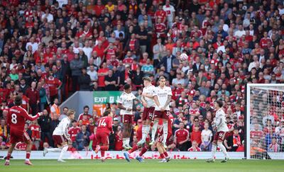 Dominik Szoboszlai marcó un golazo de tiro libre para darle el triunfo 1-0 al Liverpool sobre el Arsenal. (EFE).