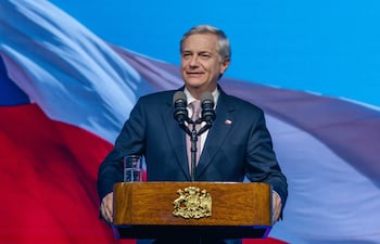 Fotografía cedida por la Presidencia de Chile que muestra al mandatario José Antonio Kast hablando durante el V Encuentro Regional, donde afirmó que "América Latina está viviendo un cambio profundo", en su discurso de cierre del V Foro de Madrid que se desarrolló en Santiago.