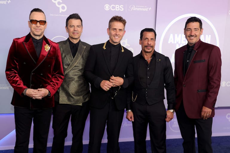 Los integrantes de New Kids On The Block a su llegada a los American Music Awards 2026. (Ian Maule / AFP)