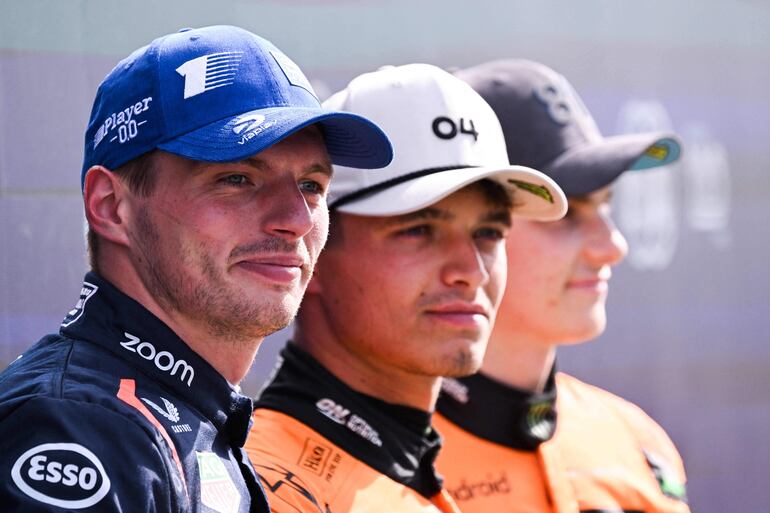 El británico Lando Norris (c), piloto de McLaren, fue el primero de la clasificación del Gran Premio de los Países Bajos en el Circuito de Zandvoort, en Zandvoort, Países Bajos.