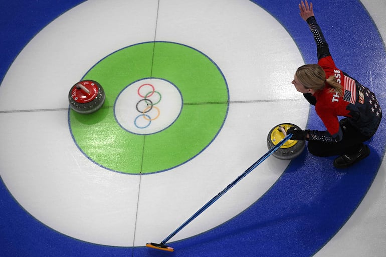 Cory Thiesse, de Estados Unidos, compite en la semifinal del round robin femenino de curling entre Estados Unidos y Suiza durante los Juegos Olímpicos de Invierno Milano Cortina 2026 Winter Olympics, en el Cortina Curling Olympic Stadium de Cortina d'Ampezzo, el 20 de febrero de 2026.