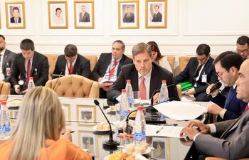 El senador Natalicio Chase en la reunión de la mesa directiva presidida por Basilio "Bachi" Núñez (ANR, HC).