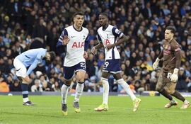 Manchester (United Kingdom), 23/11/2024.- Pedro Porro of Tottenham (centre L) celebrates after scoring the 3-0 goal during the English Premier League soccer match between Manchester City and Tottenham Hotspur in Manchester, Britain, 23 November 2024. (Reino Unido) EFE/EPA/ADAM VAUGHAN EDITORIAL USE ONLY. No use with unauthorized audio, video, data, fixture lists, club/league logos or 'live' services. Online in-match use limited to 120 images, no video emulation. No use in betting, games or single club/league/player publications.