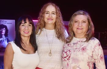 Deyssi Vega, Victoria Iglesias y Myrian Segovia.