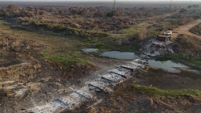 Fotografía tomada con un dron que muestra el lugar donde había un puente que fue destruido tras un incendio cerca de la carretera MS-228 en el Pantanal brasileño, perteneciente a la ciudad de Corumbá (Brasil). La ministra de Medio Ambiente de Brasil, Marina Silva, afirmó que los incendios que azotan al humedal del Pantanal son "todos por la acción humana" y que el "85 %" de los focos de llamas han sido detectados en "tierras privadas".