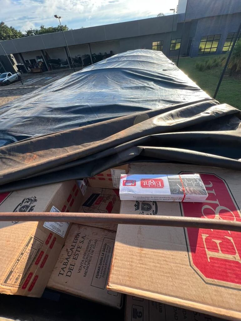 Los policías del lado brasileño capturó anoche un camión repleto de cigarrillos de Tabesa. 
