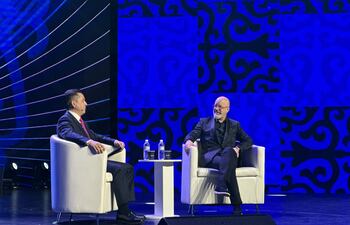 La inteligencia artificial (IA) pronto superará a la inteligencia humana, creando una situación en la que por primera vez en la historia la humanidad se enfrentará a una inteligencia alternativa capaz de competir con el hombre, declaró este jueves el experto en tecnofinanzas y nuevas tecnologías australiano Brett King (d).