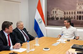 El presidente Santiago Peña (d), junto con el nuevo titular de Capasa, Manuel Chávez (c) y el ministro del MAG, Carlos Giménez (d).