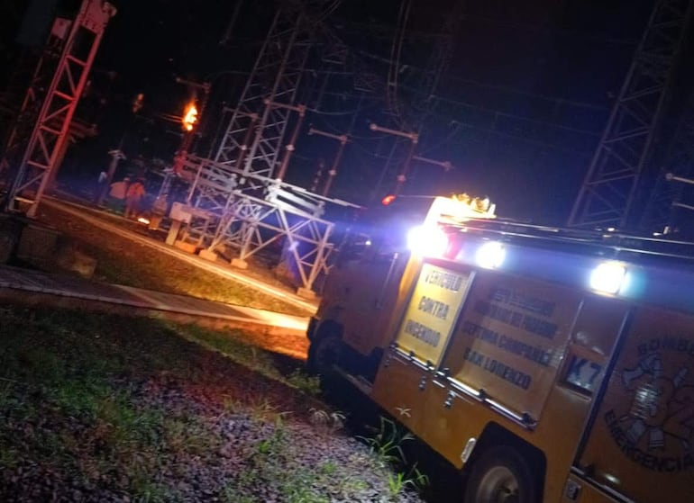 Video: bomberos controlan incendio en subestación de la ANDE en San Lorenzo