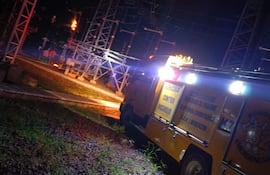 Un vehículo de bomberos opera en la estación de la ANDE en San Lorenzo.