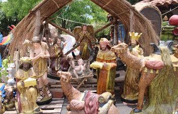 Los pesebres gigantes ya están listos y distribuidos por todo el centro de Areguá, llenando las calles de color, tradición y ese ambiente que anuncia la llegada de la Navidad.