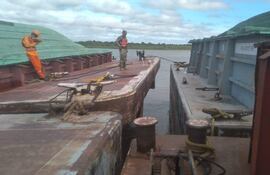 Barcazas que custodiaba el joven Richard Ortiz (20) que esta madruga cayó al agua del río Paraguay.