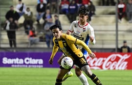 Diego Fernández, futbolista de Guaraní, disputa el balón en un partido frente a Nacional por la fecha 4 del torneo Clausura 2026 de la Primera División de Paraguay en el estadio Arsenio Erico, en Asunción, Paraguay.