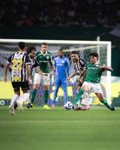 El zaguero paraguayo, capitán de Palmeiras, Gustavo Gómez Portillo se anticipa al volante ofensivo del Santos Zé Rafael.