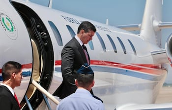 Presidente Santiago Peña baja de un avión luego de uno de sus viajes al exterior.