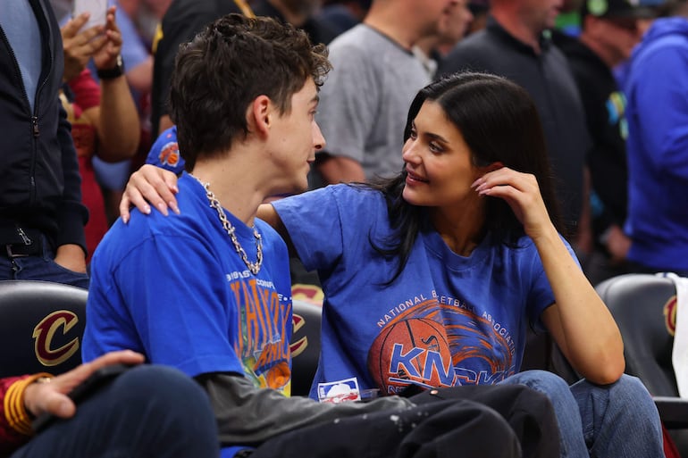 Timothée Chalamet y Kylie Jenner entre caricias y besos apoyaron a los New York Knicks en el Rocket Arena de Cleveland. (Gregory Shamus/Getty Images/AFP)