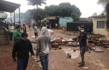 Este miércoles se registro una batalla campal en un operativo de desalojo en la finca 66.