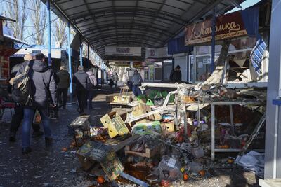 Daños en un mercado en Donetsk luego de un bombardeo, el domingo.