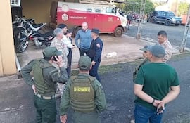 Efectivos de la policía y de la Digemabel acompañan el procededimiento en la sede de la comisaría 8ª de Santaní donde se encuentra depositado el vehículo transportador