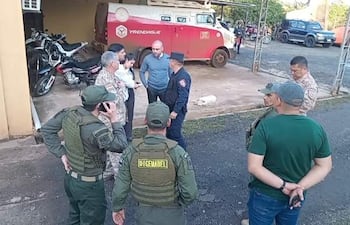 Efectivos de la policía y de la Digemabel acompañan el procededimiento en la sede de la comisaría 8ª de Santaní donde se encuentra depositado el vehículo transportador