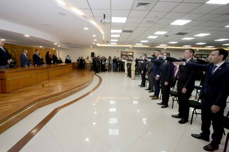 Varios nuevos jueces y fiscales prestaron juramento hoy ante autoridades de la Corte, del Ministerio Público y del Ministerio de la Defensa Pública.