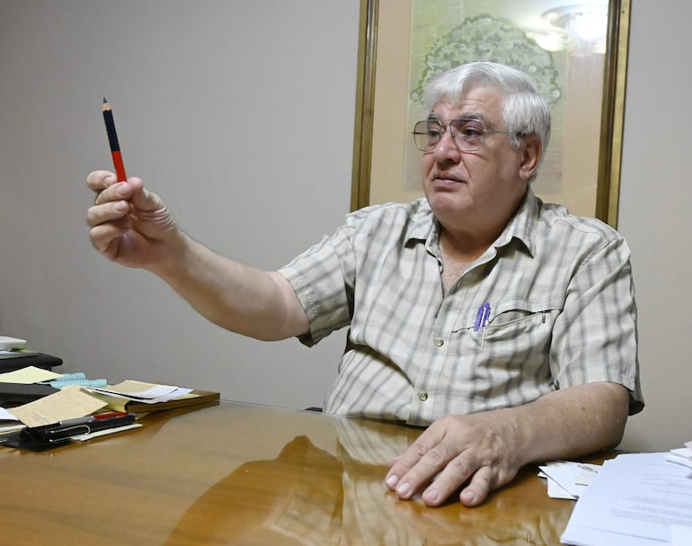 Para William Wilka, el lápiz bicolor tiene un gran significado.