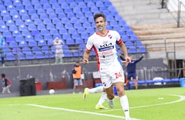 Roque Luis Santa Cruz Cantero (45 años) inicia el festejo de su gol, convertido con golpe de cabeza, libre de marca.
