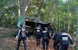 Los policías encontraron abandonados campamentos de los invasores en la franja de protección.