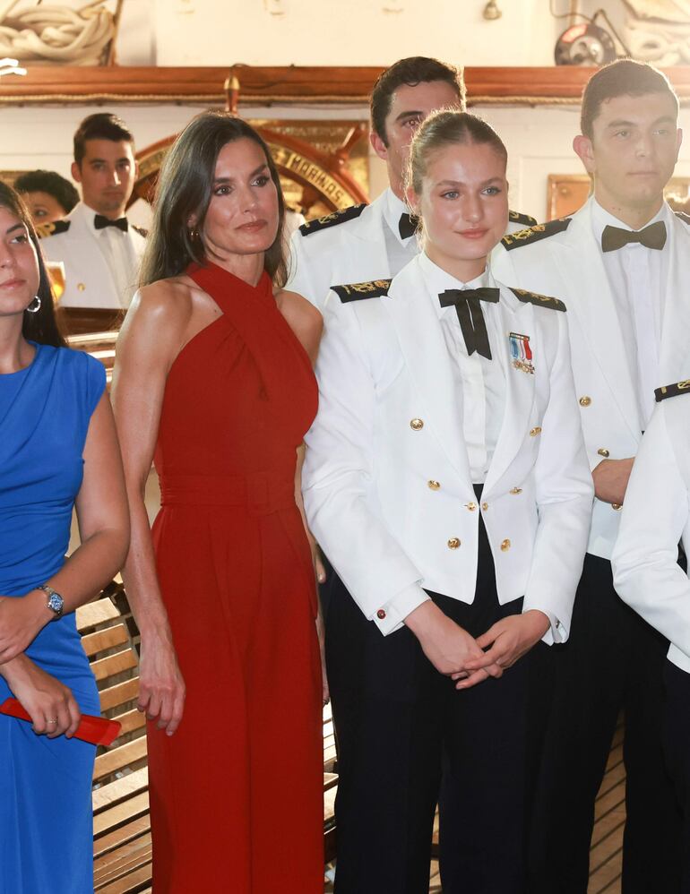 ¡Hermosas, madre e hija! La reina Letizia junto a Leonor, durante la recepción en el buque escuela de la Armada española Juan Sebastián Elcano. (EFE/ José Jiménez/Casa de S.M. El Rey)