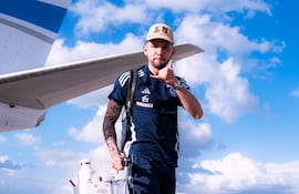El paraguayo Julio Enciso, futbolista de Racing de Estrasburgo, durante el aterrizaje en suelo español en la víspera de la primera semifinal de la Conference League frente a Rayo Vallecano.