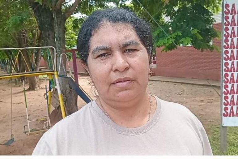 Irene Cabral, madre de familia de la escuela Don Carlos Antonio López, solicita la construcción urgente de una cocina comedor.