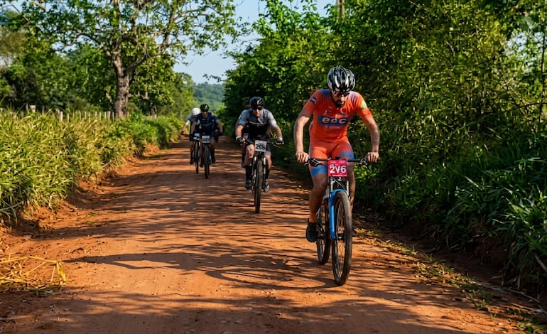 Ciclistas pedalean por los caminos del Sur del país, en la edición pasada del Transitapúa.