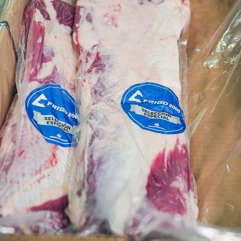 Piezas de carne empaquetadas en plástico con etiquetas de 'Frigo 2000 Selección Especial'.
