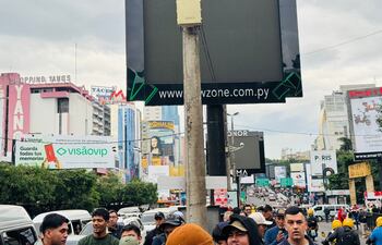 Varios carteles LED amanecieron esta mañana con mensajes ofensivos a Paraguay.
