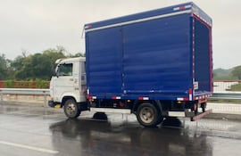 Camión multado en el Puente Héroes del Chaco por exceso de peso.