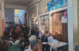 Estudiantes de la escuela La Residenta, de Luque, dan clases hacinados en un pasillo, por el excesivo retraso de obras.