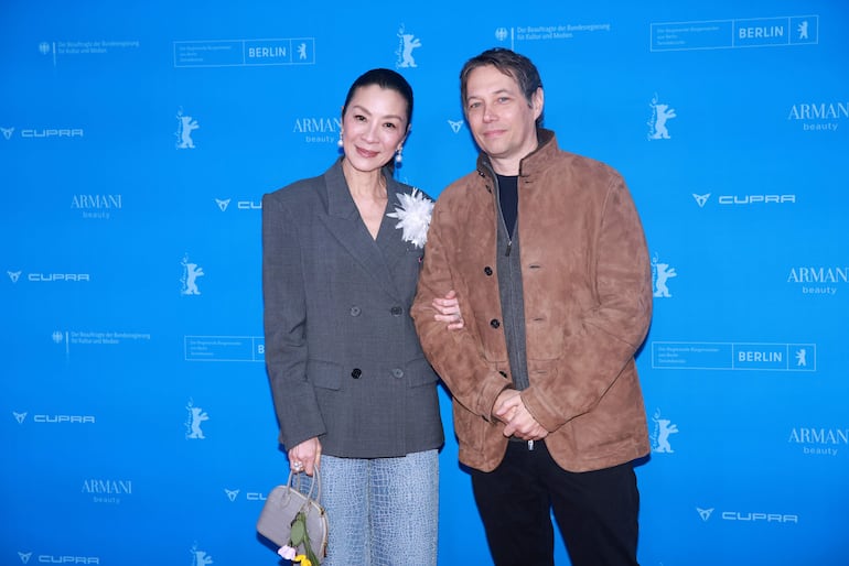 Michelle Yeoh junto al cineasta Sean Baker, que le entregó el reconocimiento.