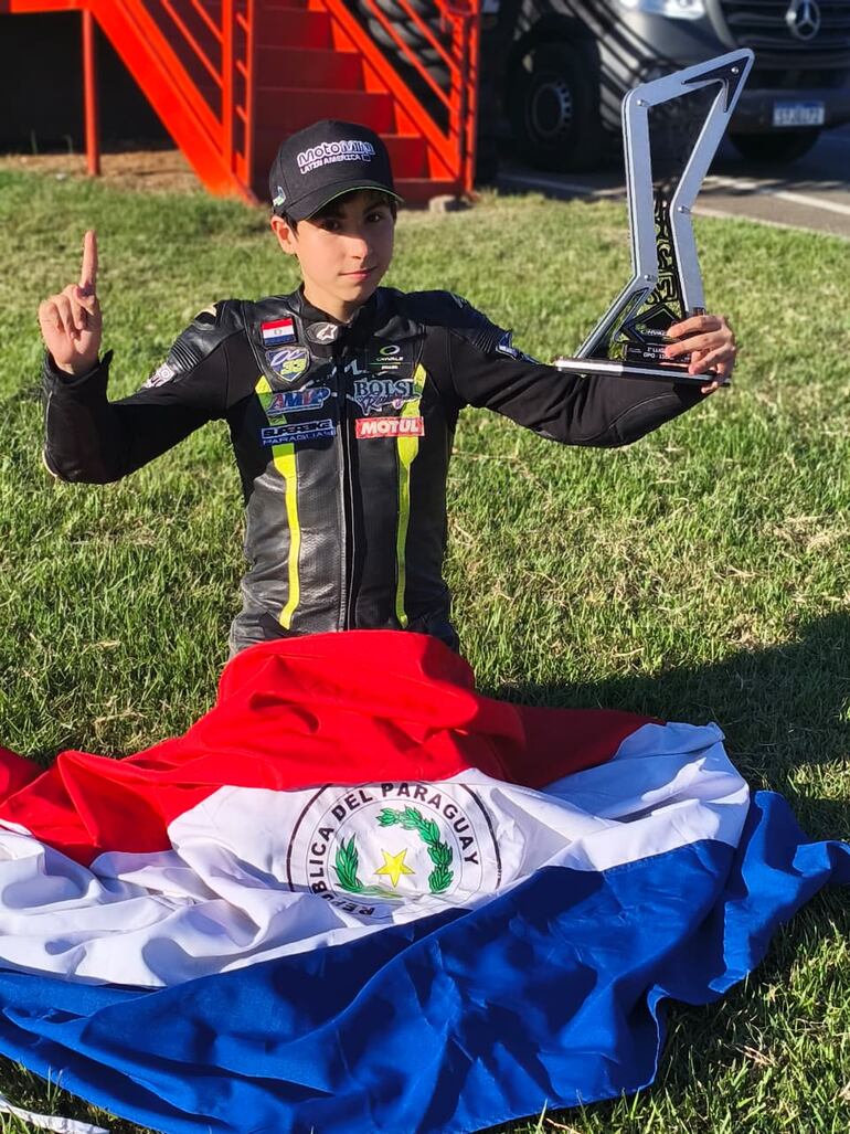 Oliver Cuevas con su trofeo y la bandera de Paraguay.