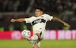 Esteban Matus de Olimpia controla el balón este jueves, en el partido de ida por los octavos de final de la Copa Sudamericana entre Olimpia y Vasco da Gama en el estadio Defensor del Chaco, en Asunción (Paraguay).