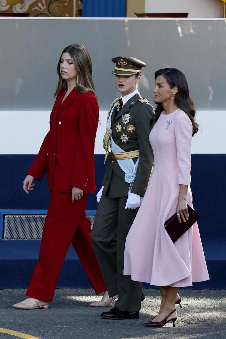 La reina Letizia, la princesa Leonor y la infanta Sofía, llegando al tradicional desfile militar en Madrid en el marco del Día de la Fiesta Nacional. EFE/ Ballesteros)
