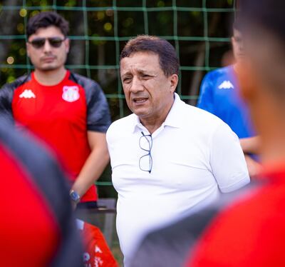 Julio César Aldama Ortiz, presidente de General Caballero JLM, se dirige a los presentes en el acto de presentación celebrada en el Puma Resort, ubicado a un kilómetro de distancia aproximadamente del estadio Ka'arendy.