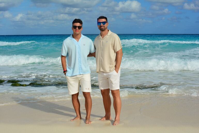 ¡Dos gotas de agua! Padre e hijo, Julio y Thiago Cáceres. (Gentileza)
