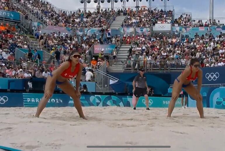 Las paraguayas Michelle Valiente y Giuliana Poletti (d), jugadoras del Vóley de playa, en el partido frente a Letonia por la segunda fecha de los Juegos Olímpicos París 2024.