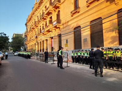 Fuerte dispositivo de seguridad ante protesta de trabajadores de la salud en Asunción