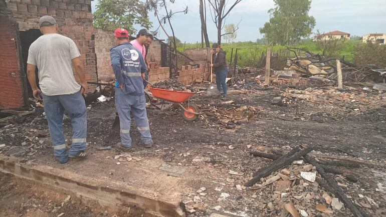 Así quedó la Villa Cangrejo de Sajonia. Vecinos y funcionarios de la Municipalidad de Asunción limpian el terreno tras el incendio que consumió 40 casas.