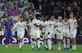 El delantero brasileño del Real Madrid, Vinicius Junior, celebra con sus compañeros tras anotar el quinto gol de su equipo durante el partido de la fase de liga de la UEFA Champions League entre el Real Madrid CF y el AS Mónaco, en el Estadio Santiago Bernabéu en Madrid.