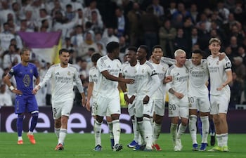 El delantero brasileño del Real Madrid, Vinicius Junior, celebra con sus compañeros tras anotar el quinto gol de su equipo durante el partido de la fase de liga de la UEFA Champions League entre el Real Madrid CF y el AS Mónaco, en el Estadio Santiago Bernabéu en Madrid.