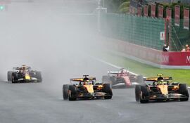 Oscar Piastri se adelantó a su compañero Lando Norris y a partir de ahí no soltó la punta de la carrera en Spa-Francorchamps.